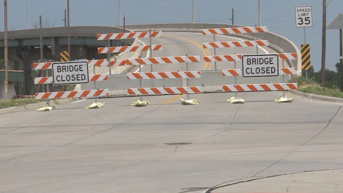 Barries deny access to the 16th Street Viaduct. Image courtesy: KSNB