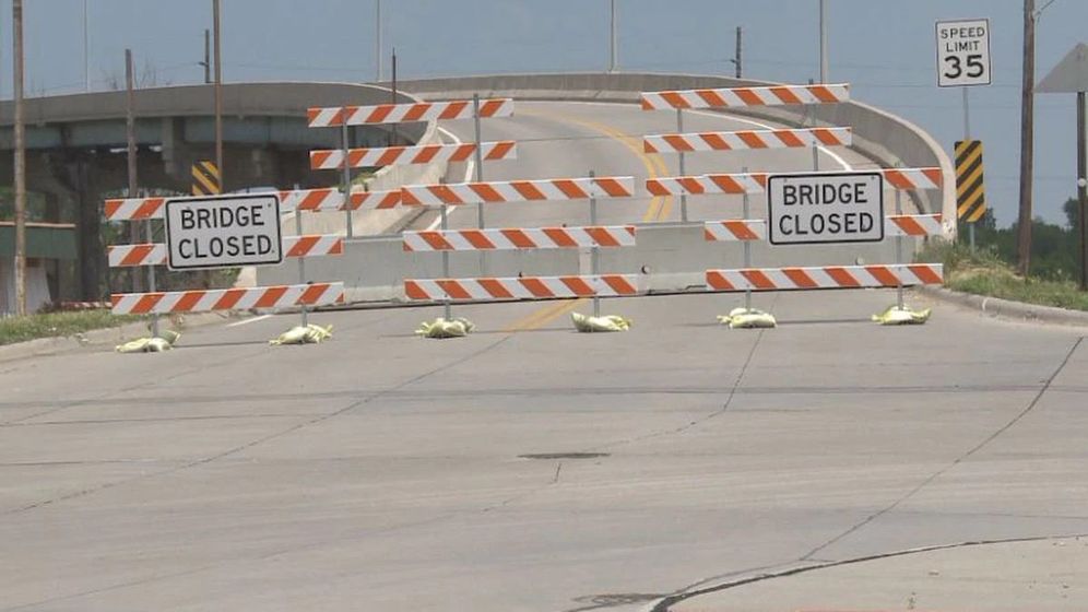 Barries deny access to the 16th Street Viaduct. Image courtesy: KSNB
